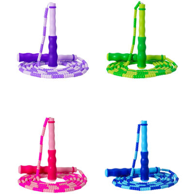 নরম ময়লাযুক্ত নাইলন দড়ি এবং তরঙ্গযুক্ত হ্যান্ডেল ডিজাইনের সাথে নিয়মিত দৈর্ঘ্যের জাম্প দড়ি যা আরামদায়ক গ্রিপ এবং কার্যকর ওয়ার্কআউট নিশ্চিত করে