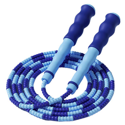 নরম ময়লাযুক্ত নাইলন দড়ি এবং তরঙ্গযুক্ত হ্যান্ডেল ডিজাইনের সাথে নিয়মিত দৈর্ঘ্যের জাম্প দড়ি যা আরামদায়ক গ্রিপ এবং কার্যকর ওয়ার্কআউট নিশ্চিত করে